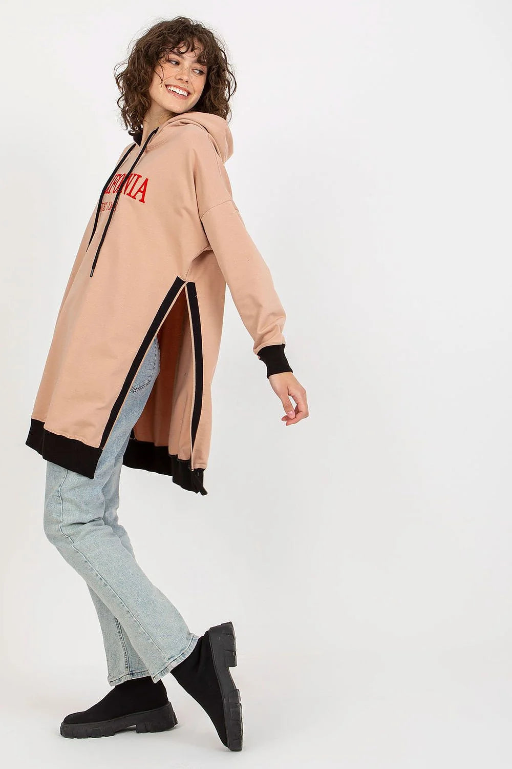 Sweatshirt à capuche oversize moderne pour femme en beige-rosé, noir et rouge, coton, polyester, élasthanne, confort, style décontracté