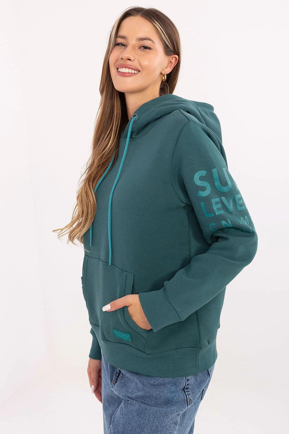 sweatshirt femme capuche oversize poche kangourou maille epaisse vert sapin cordons turquoise contrastants lettrage tonal logo patch coton polyester confortable