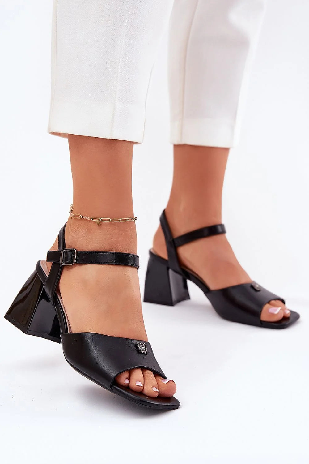Sandales pour femmes style casual ouvertes talon carré simili cuir noir ajustables détails métalliques confortables été