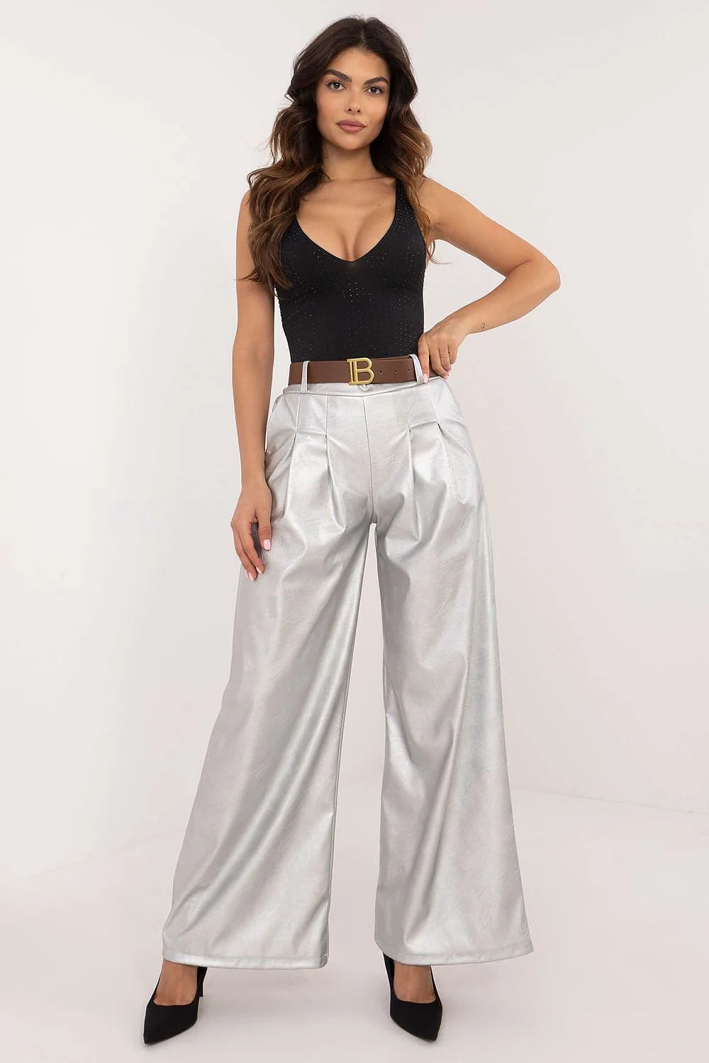 Outfit féminin élégant 2 pièces body noir pantalon métallique argenté taille haute ceinture monogramme escarpins noirs femme mode moderne