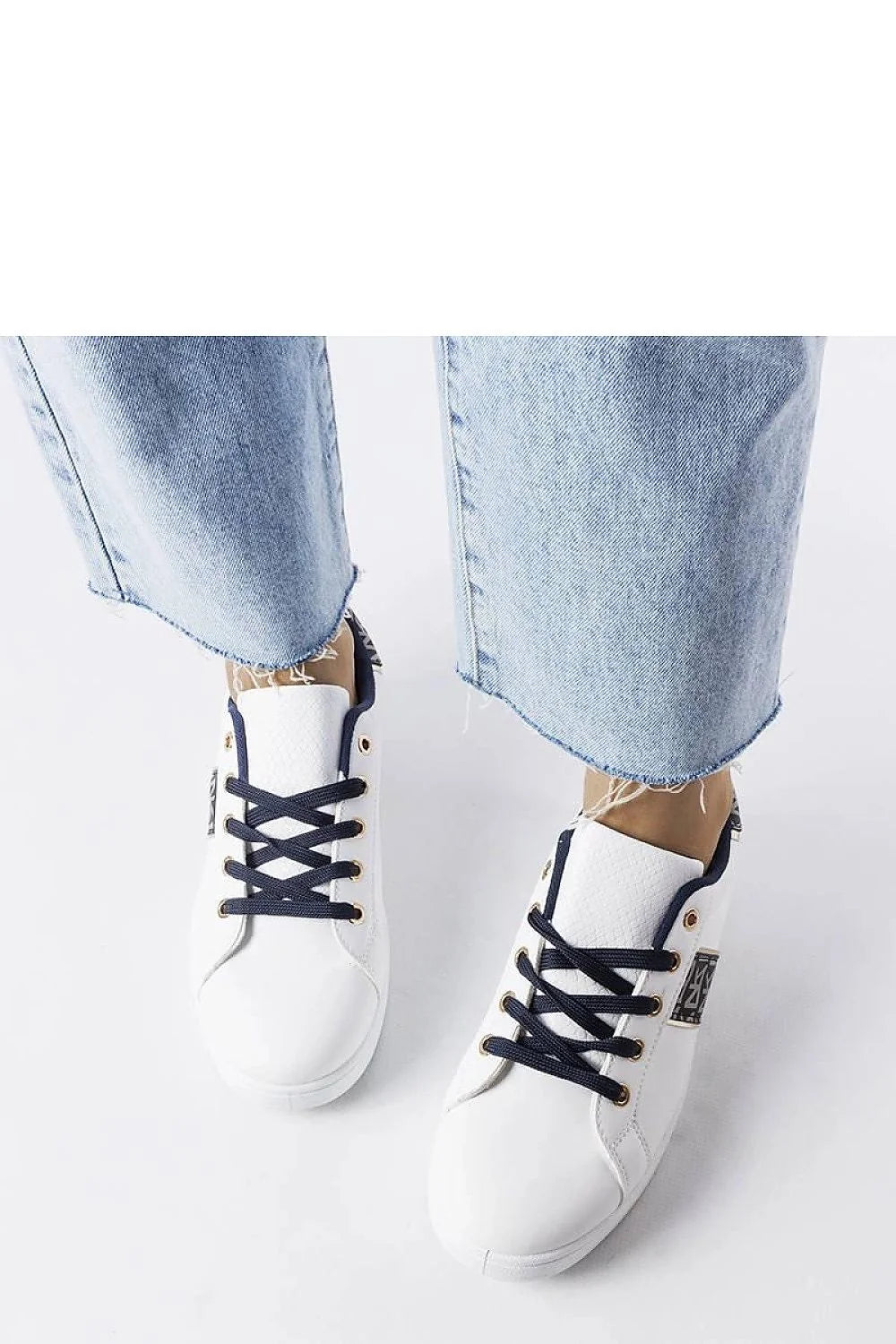 baskets modernes élégantes femmes cuir synthétique blanc bleu marine motif graphique lacets navy œillets dorés semelle épaisse col matelassé confort
