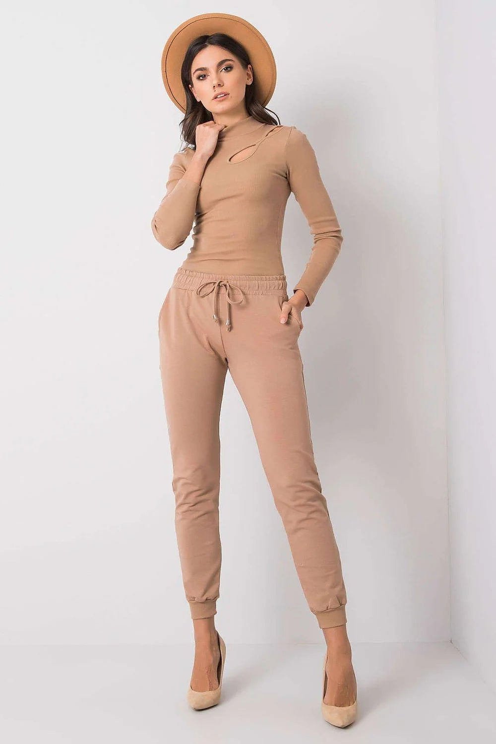 pantalon jogger femme slim beige camel molleton doux respirant taille mihaute elastique cordon coulissant poignets bordscotes poches metalliques