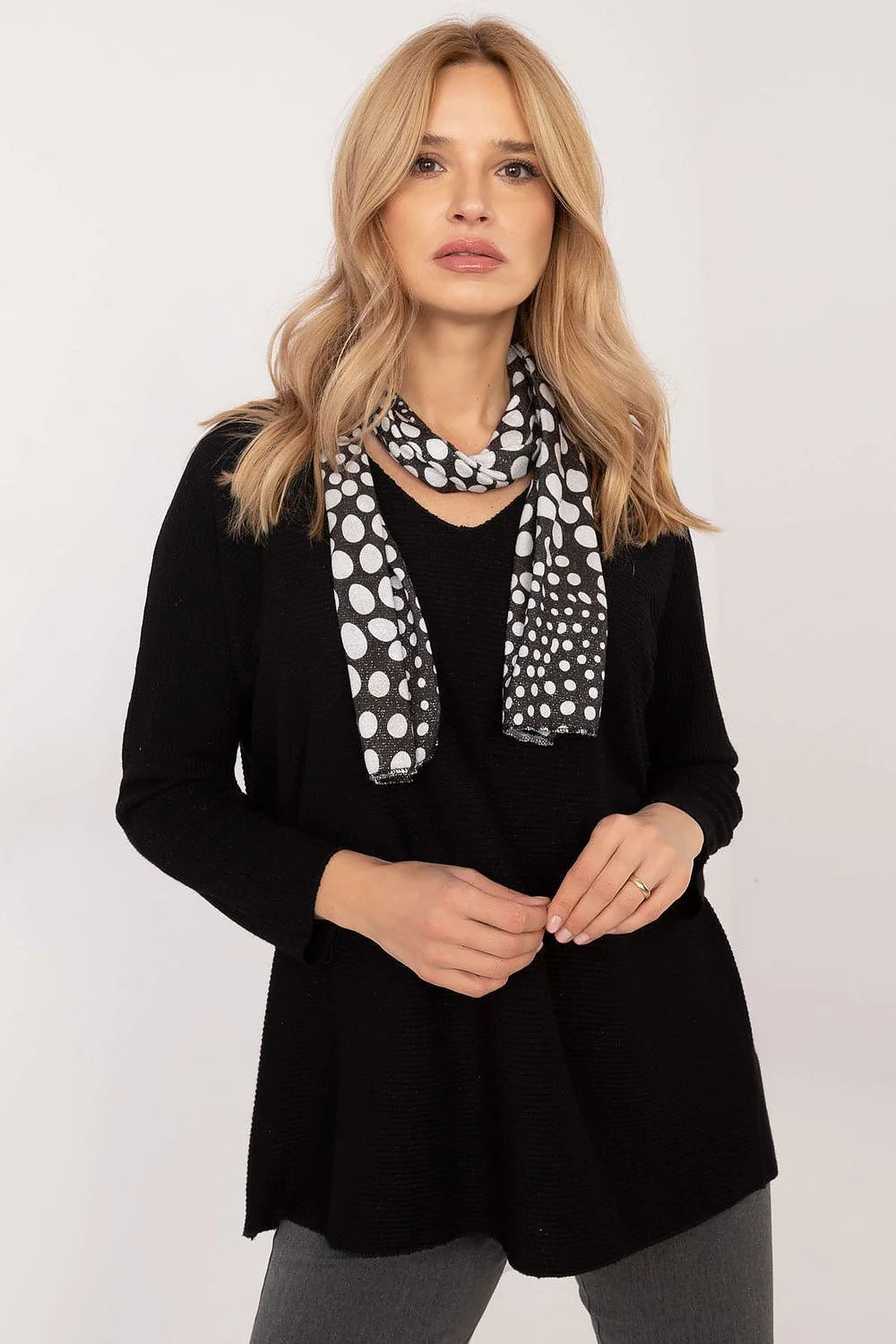 Ensemble féminin Chandail Italy Moda pull-over écharpe motif pois noir blanc style moderne décontracté occasion quotidienne