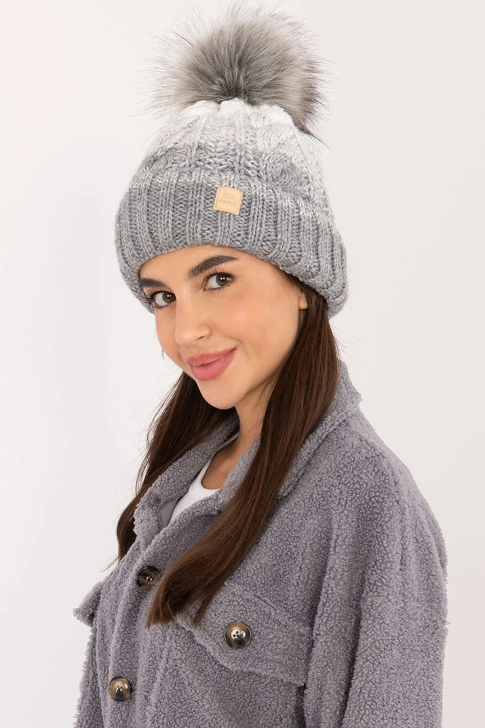 Bonnet Rue Paris tricoté motif côtes pompon faux fourrure gris chiné femme hiver élégant confortable