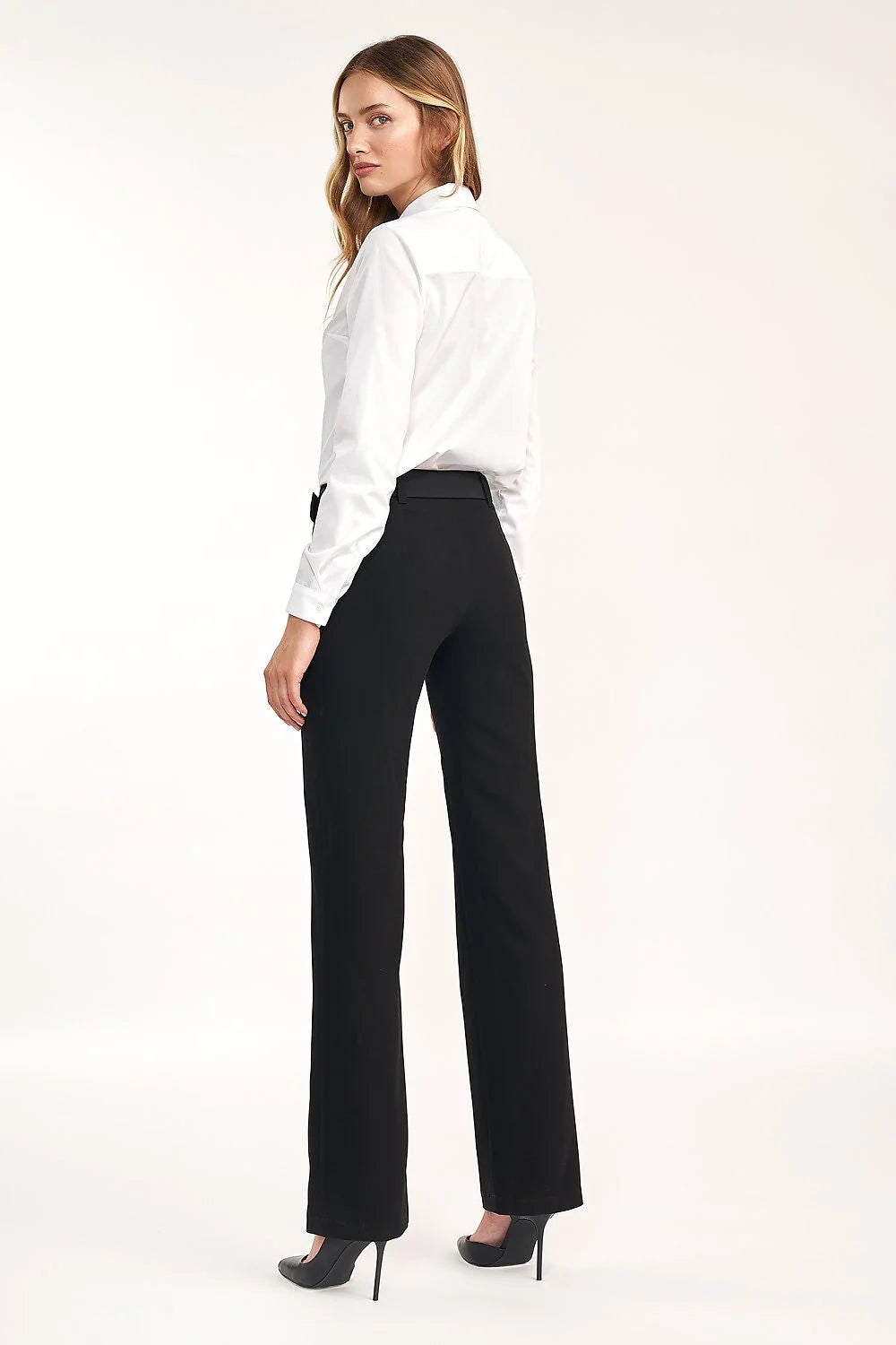 chemise blanche manches longues col petit cintrée ajustée popeline lisse patte boutonnage masquée poignets boutonnés bas droit professionnelle polyvalente confortable