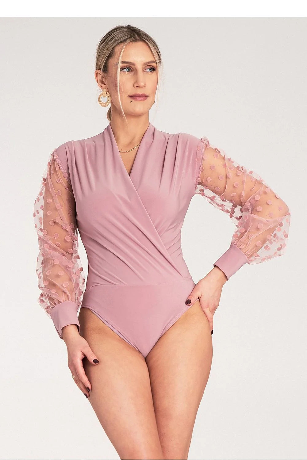 Body sophistiqué pour femmes en tissu extensible rose pâle avec décolleté croisé en cache-cœur manches longues en tulle à pois