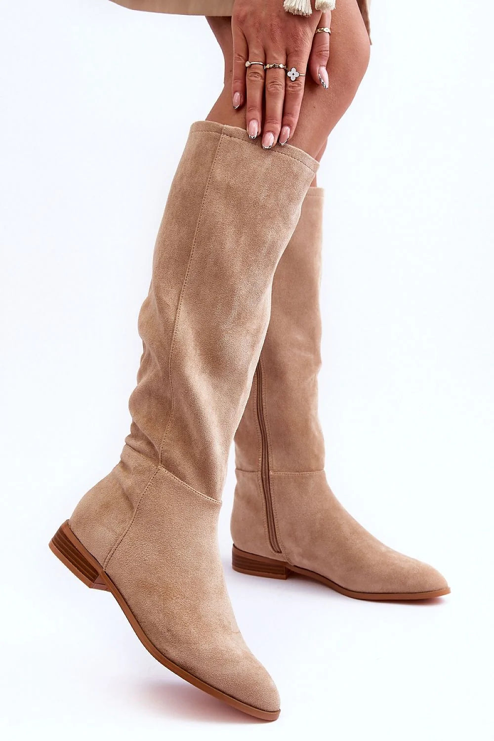 Bottes cuissardes élégantes pour femme en suède beige, talon bas, fermeture éclair, style moderne, saison froide