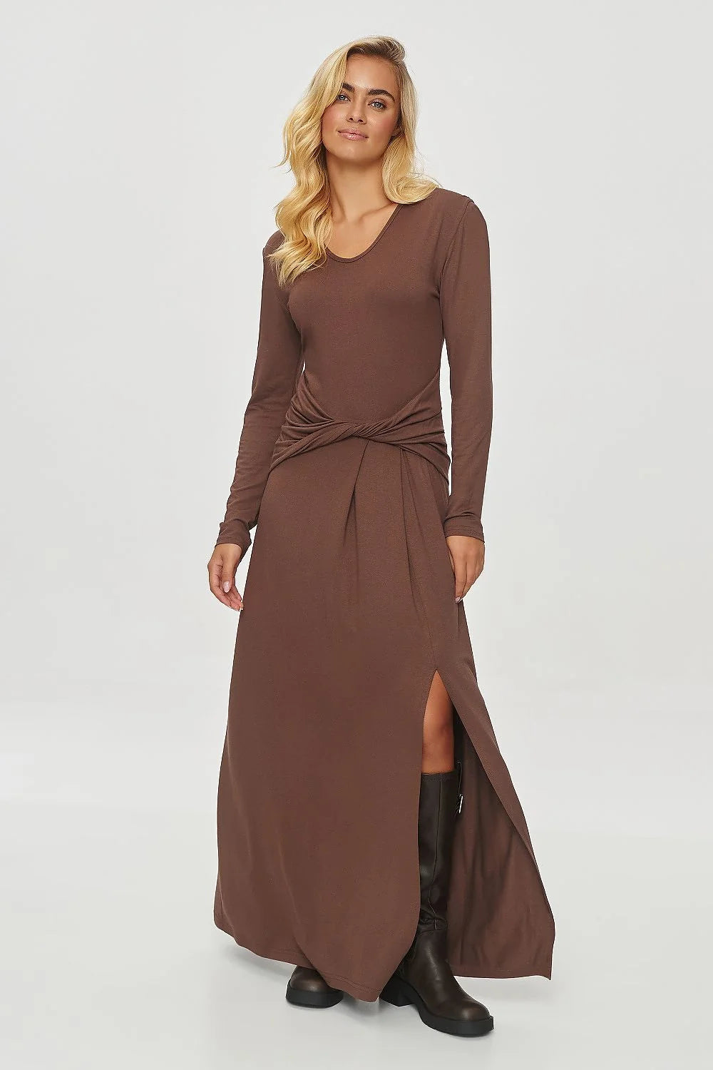 Robe de jour Makadamia longue manches longues encolure V taille ajustable fente latérale viscose femme élégante moderne