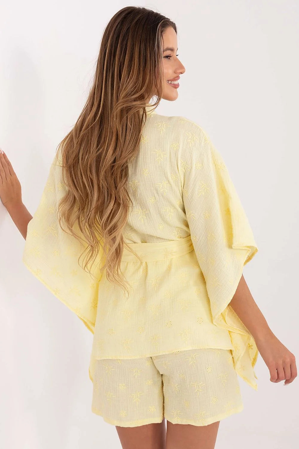 Ensemble féminin tunique et short brodés en mousseline coton jaune pastel manches larges col Mao ceinture assortie femme occasion été