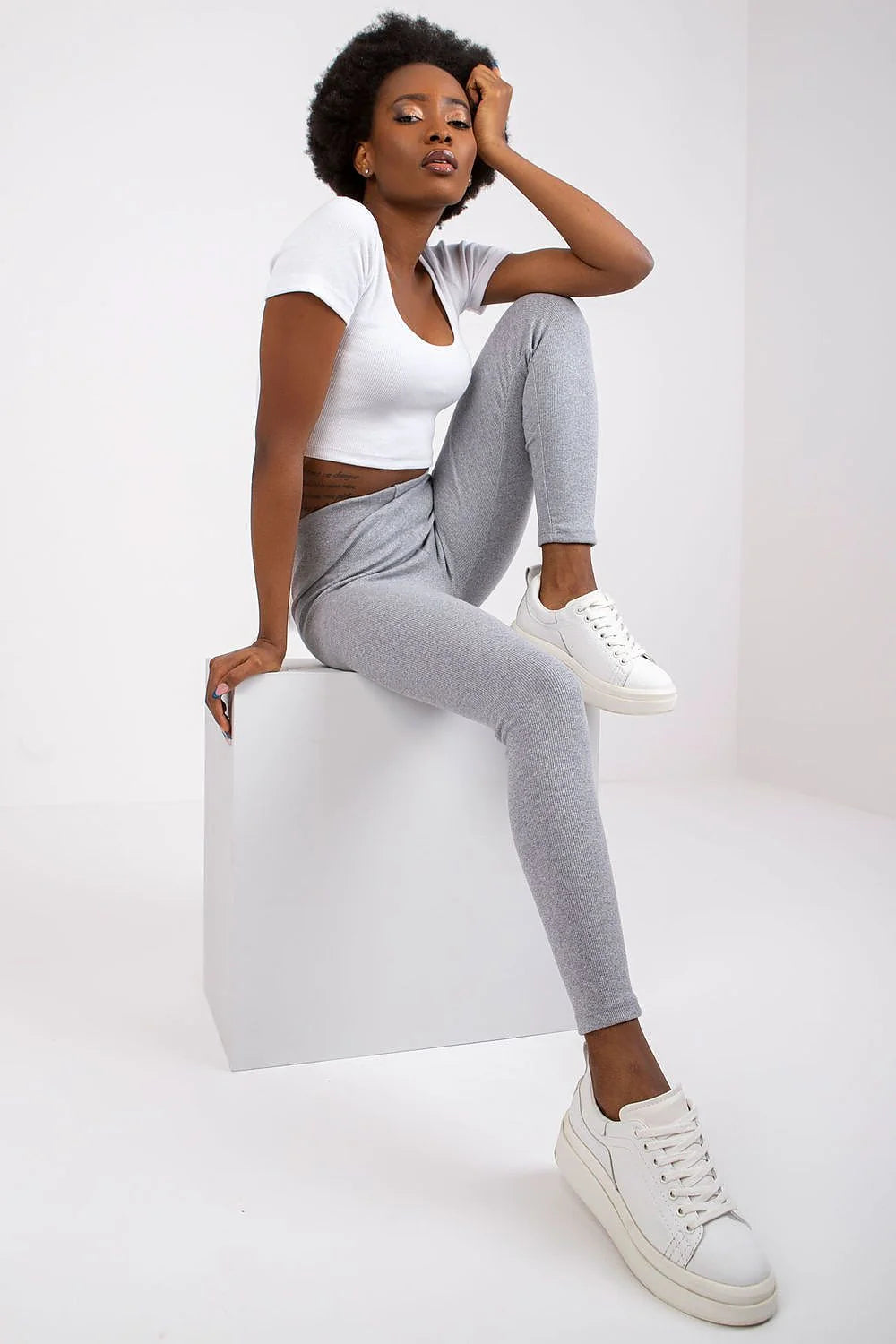 Set de vêtements féminin Crop top blanc manches courtes carrure ajustée Leggings gris haute taille Skinny stretch femme