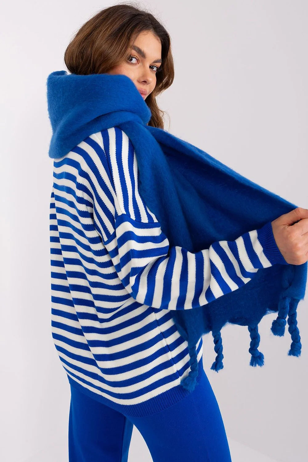 écharpe longue laine mohair bleu vive royale franges torsadées oversize châle femme enveloppante moelleuse douce épaisse maille