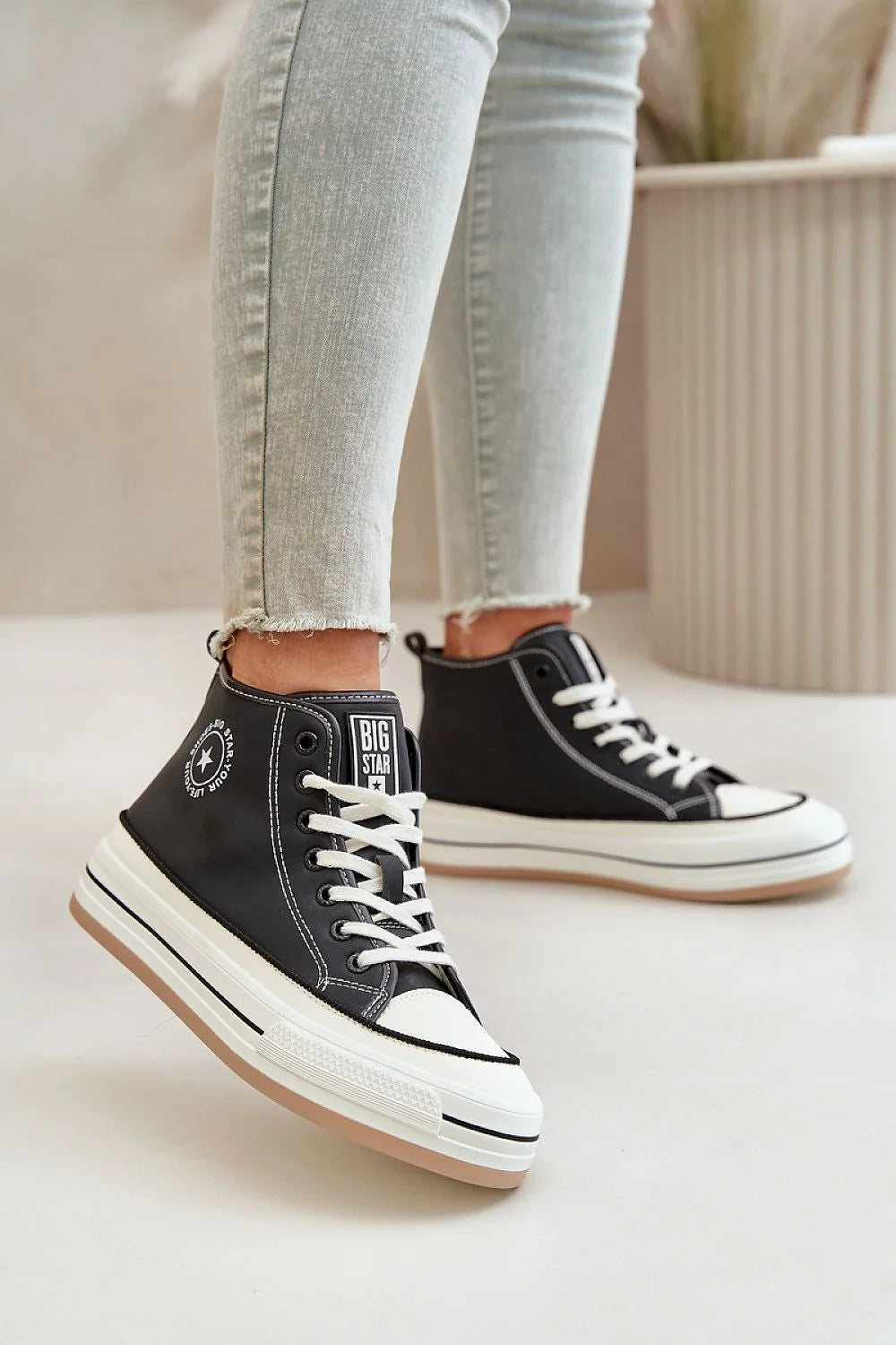 baskets montantes femme noir cuir synthétique lacets blancs bout renforcé coutures contrastantes logo visible semelle plateforme épaisse gomme beige maintien