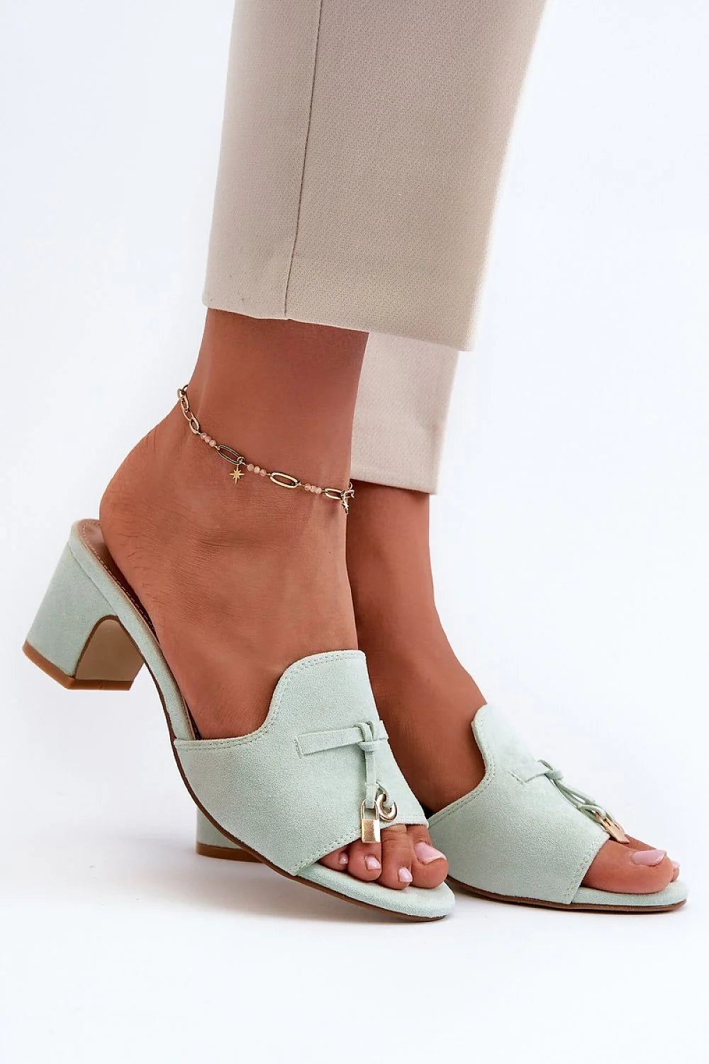 Mules ouvertes pour femme en cuir suédé éco-friendly, talon carré 5.5 cm, détails métalliques dorés, couleur vert pastel, occasion décontractée et élégante