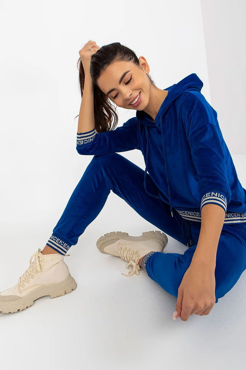 Ensemble détente pour femmes en velours noir manches longues capuche ajustée pantalon élasthanne viscose