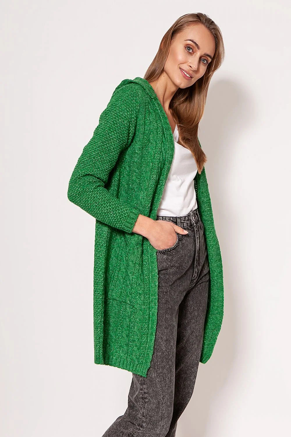 Cardigan pour femme en maille tricoté rouge vibrant, coupe ample, manches longues, capuche intégrée, deux poches, matériau mixte, confortable et élégant