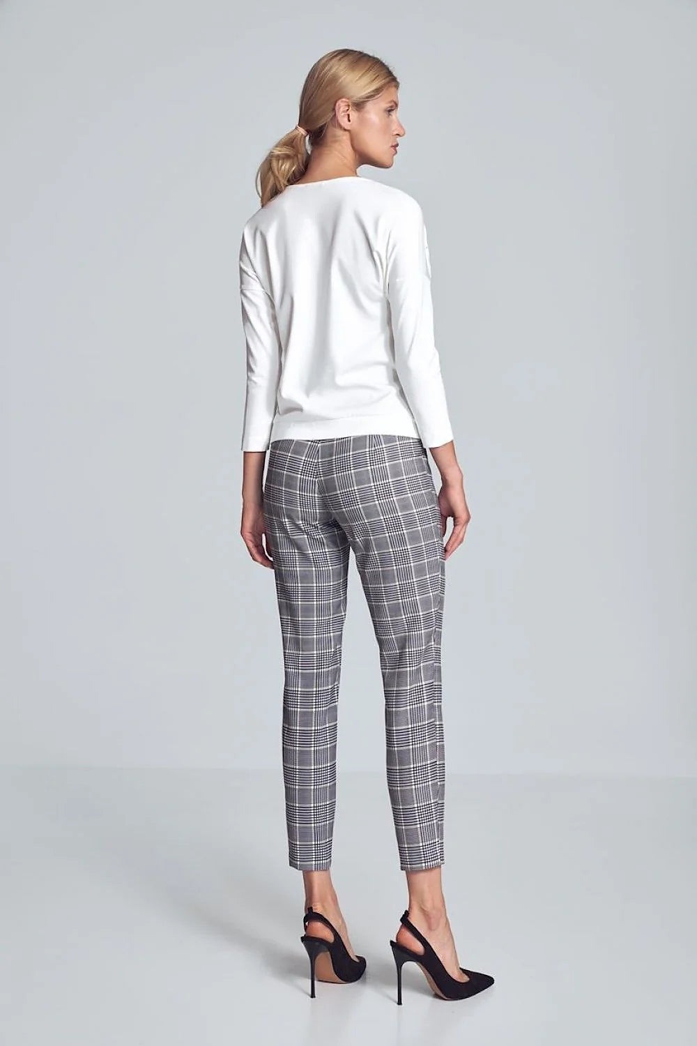 Haut féminin blanc en polyester viscose élégant manches longues encolure V pour look chic