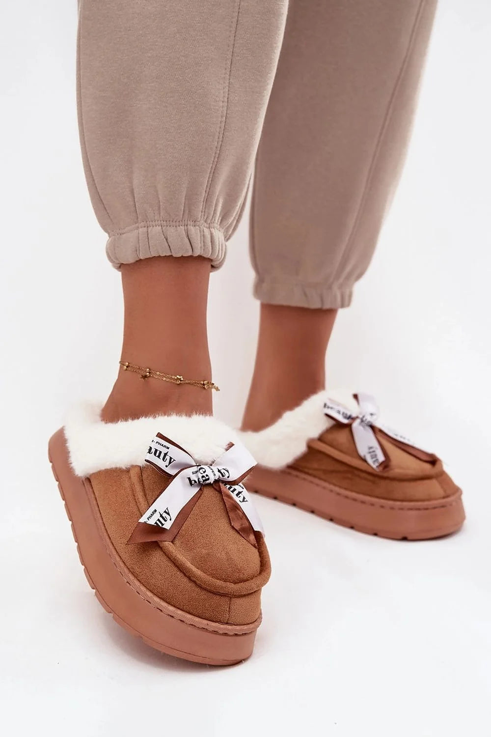 chaussons femme suédine écologique cognac mocassin mule doublure fourrure blanche semelle plateforme épaisse rembourrée antidérapante nœud ruban imprimé