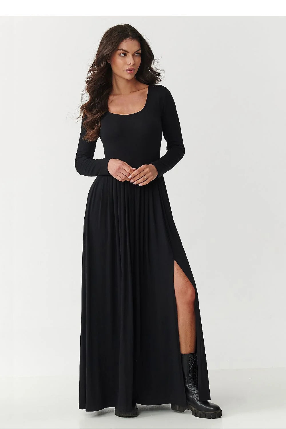 robe maxi noire manches longues encolure dégagée corsage cintré jupe fluide plissée taille marquée fente latérale jersey extensible viscose élasthanne