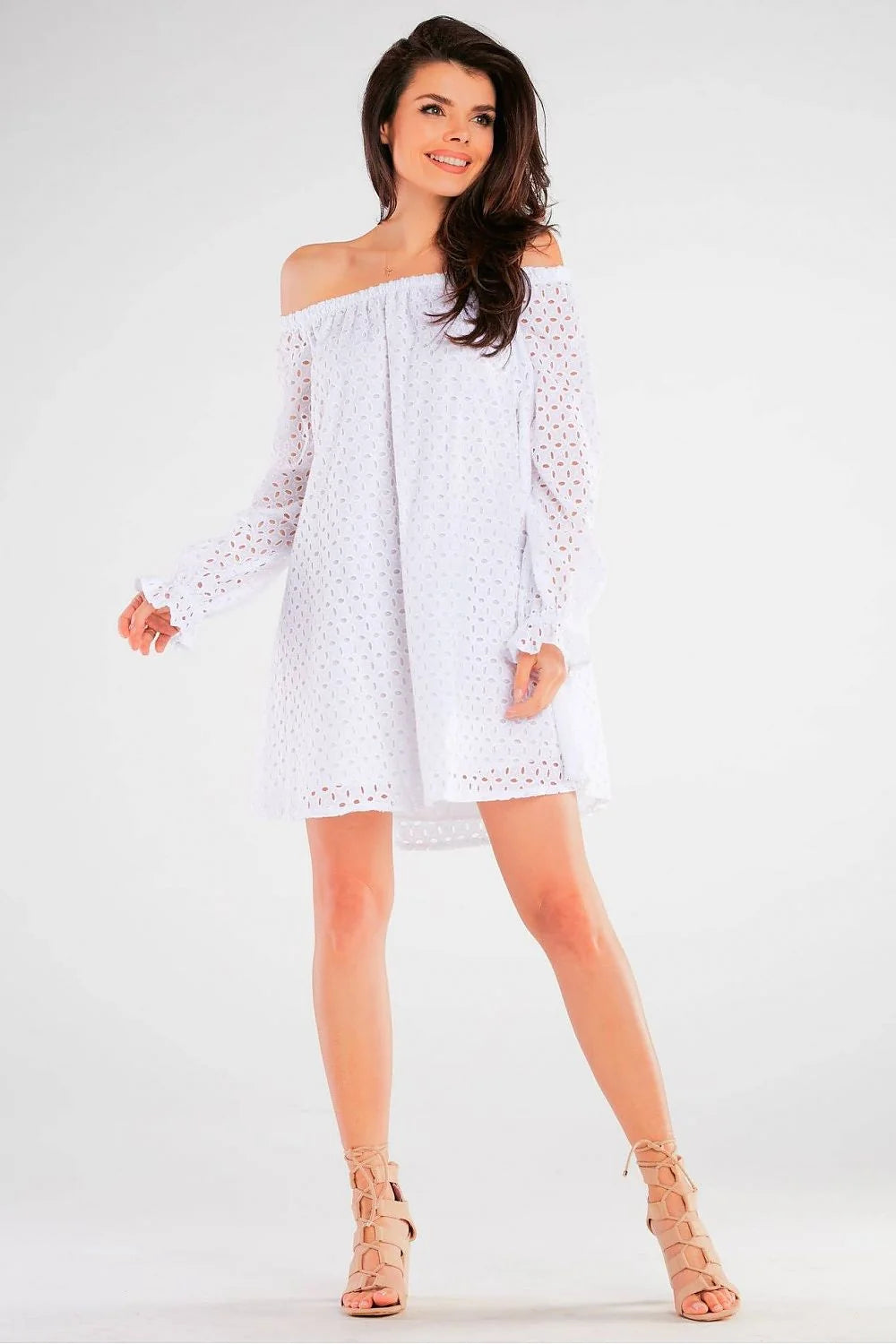 Robe off-shoulder broderie anglaise noire longues manches 100% coton femme élégance moderne style bohème