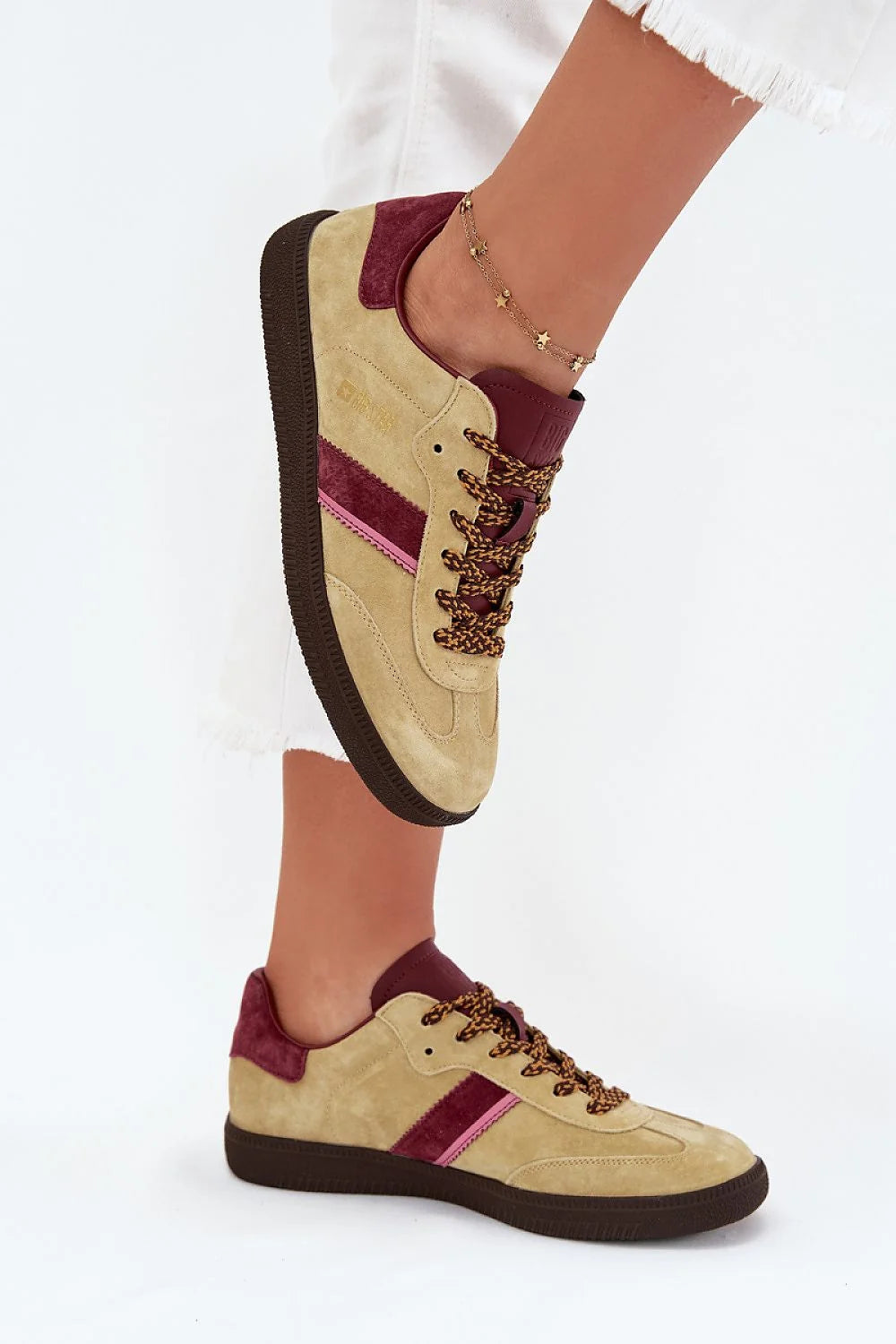 baskets basses femme BigStar daim naturel beige rétro décontracté empiècements bordeaux semelle caoutchouc marron lacets tressés col rembourré confort hipoly