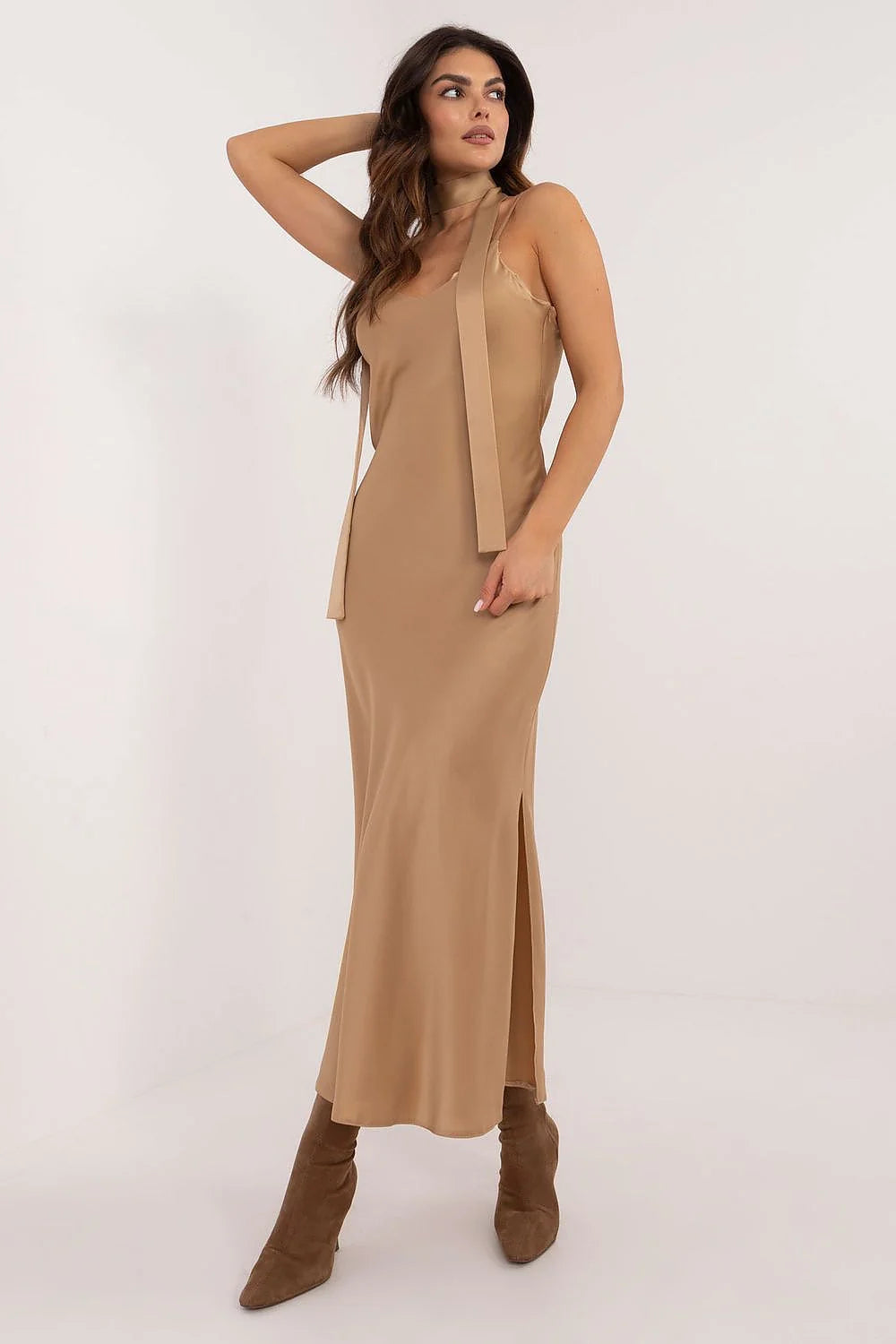 Robe de soirée longue élégante coupe droite encolure rectangulaire foulard couleur camel matière douce femme soirée formelle