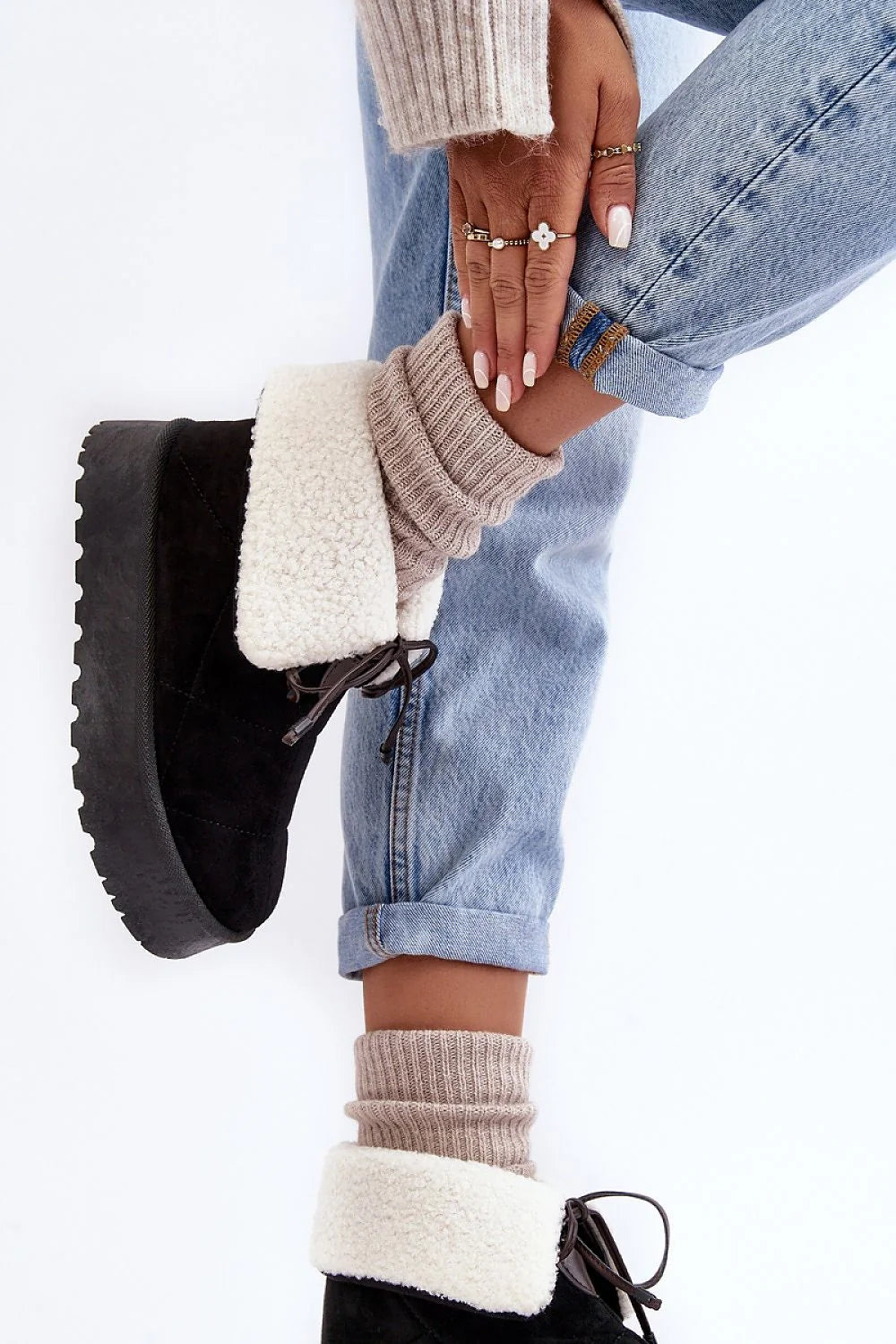 Bottes de neige pour femmes en suédine noire et fourrure blanche, design moderne et confortable, automne/hiver
