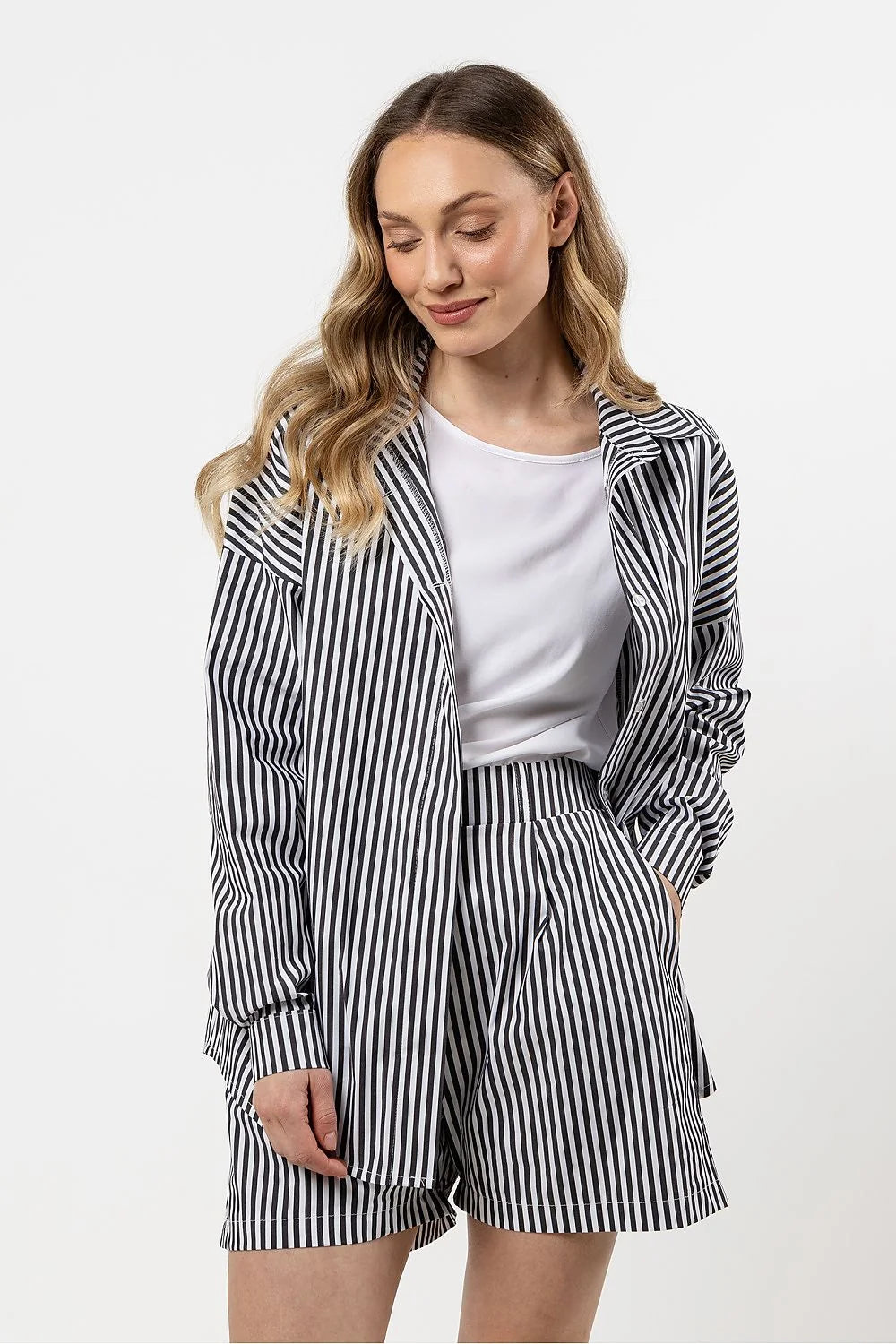 ensemble coordonné femme blazer long oversize short taille haute rayures verticales noir blanc coton léger respirant confortable élégant tailleur chic