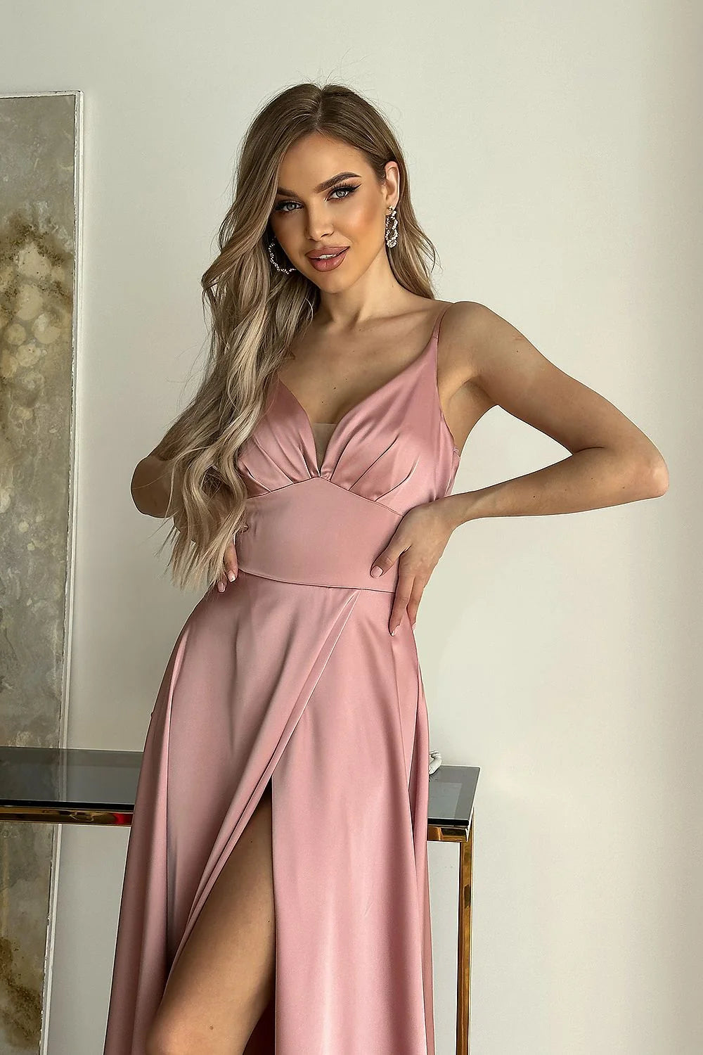 Robe de soirée élégante longue en satin rose poudré encolure en cœur fines bretelles coupe évasée pour femme