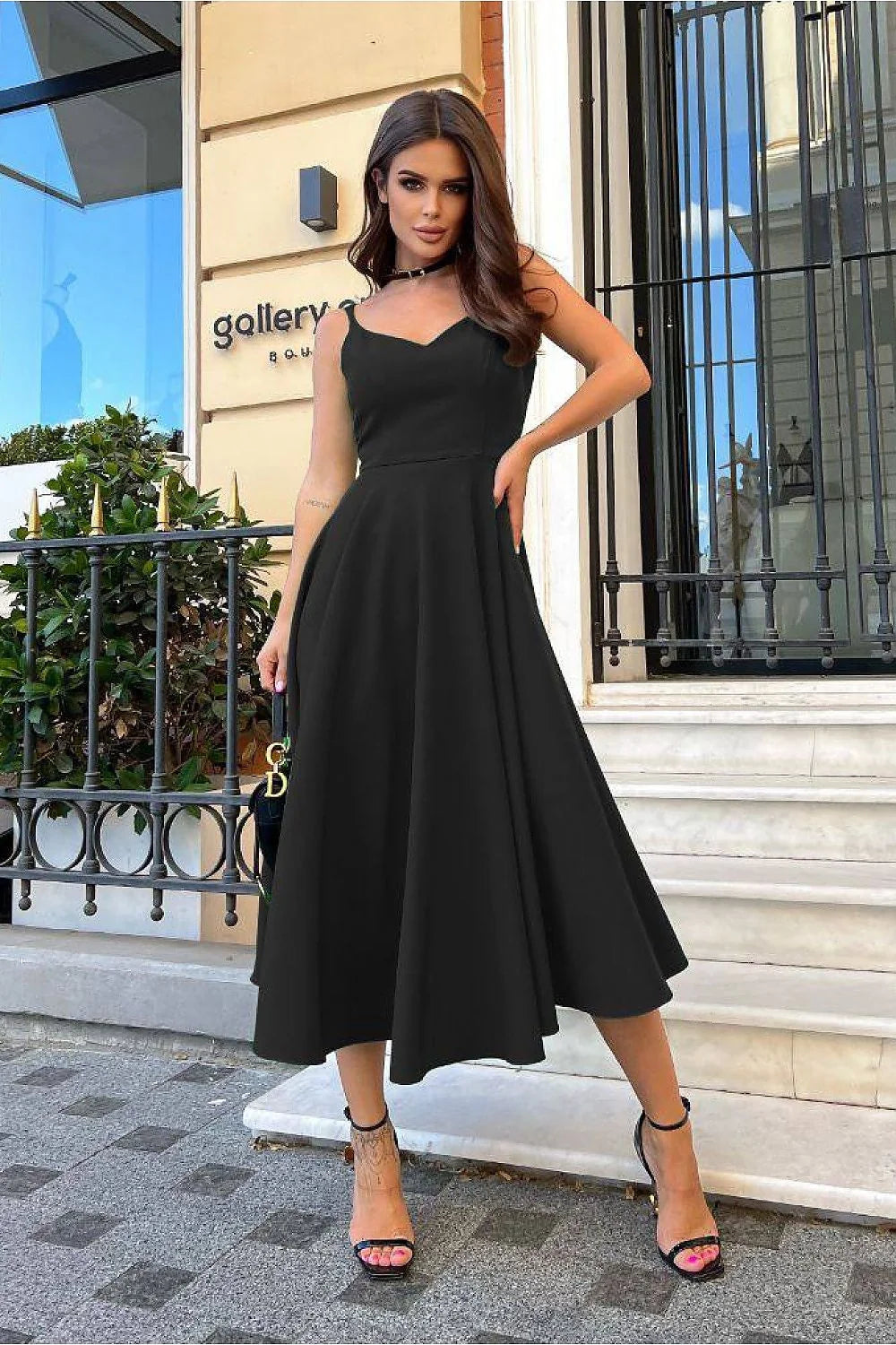Robe élégante longue pour femme en polyester et viscose, style A-line, décolleté en cœur, bretelles fines, métal decoratif, couleur rouge vif, fermeture éclair dissimulée, occasion spéciale ou formelle