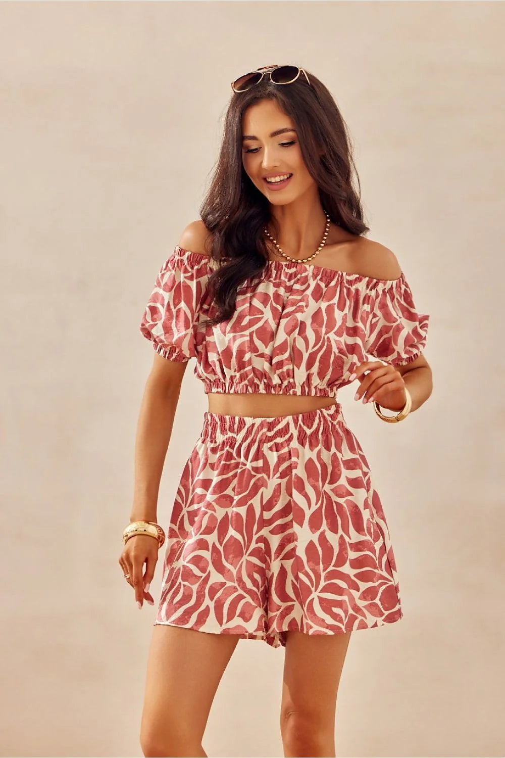 Ensemble mode féminin coordonné top bandeau off-shoulder manches courtes bouffantes jupe longue fluide motifs abstraits blanc cassé rose corail été