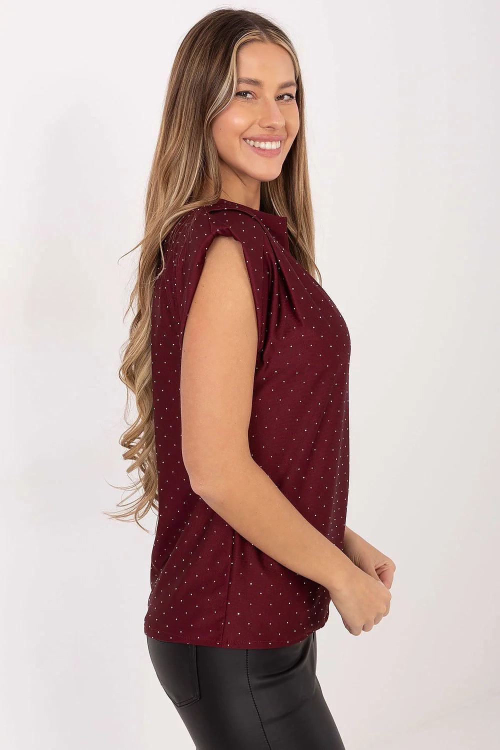 chemisier femme élégante soirée chic bordeaux satinée fluide sans manches épaules structurées col bénitier strass extensible polyester élasthanne coupe droite