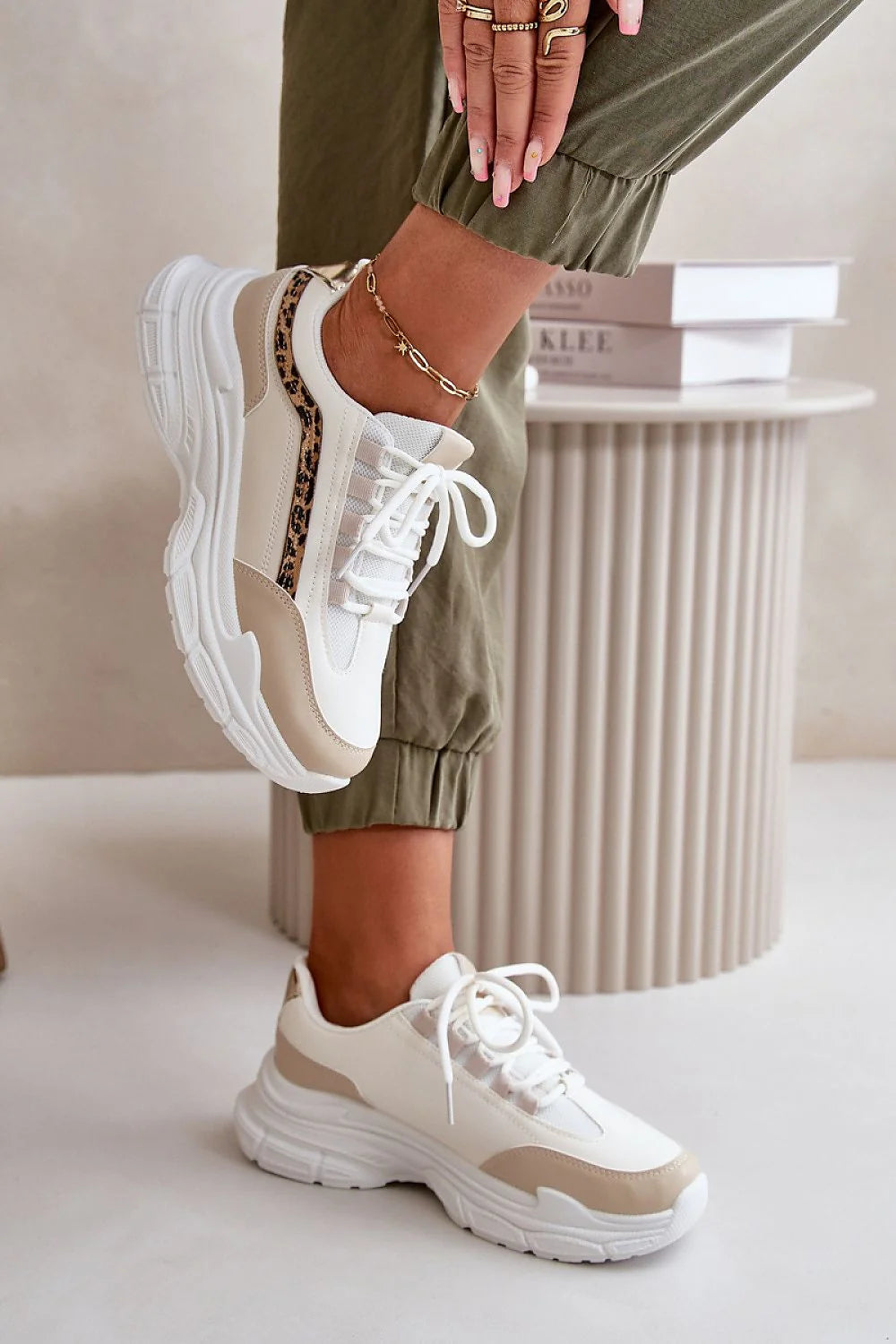 baskets femme blanches beiges cuir synthétique mesh respirant imprimé léopard semelle épaisse plateforme chunky rembourrage maintien lacets classiques