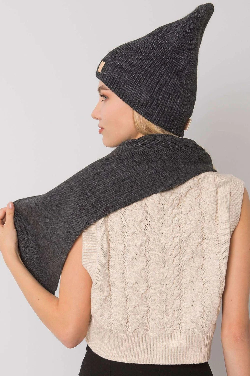 Ensemble d'hiver pour femme bonnet écharpe pull acrylique 100% mode urbaine style classique couleur grise rose pâle Pologne