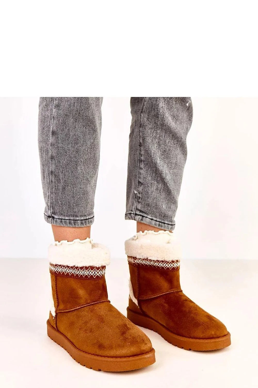 bottes fourrées femme suédine cognac bout rond slipon enfilage doublure sherpa blanc cassé broderie jacquard décorative semelle antidérapante