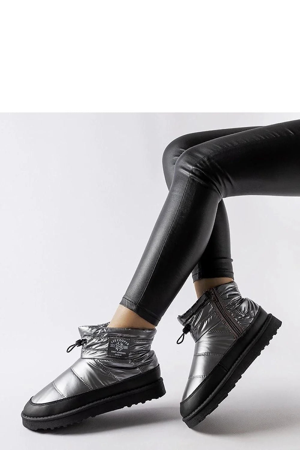 Bottes de neige Solea femmes style moderne urbain design bottine matériau synthétique effet métallisé couleur argent métallisé semelle épaisse caoutchouc noir fermeture éclair lacets ajustables logo talon isolateur matelassé