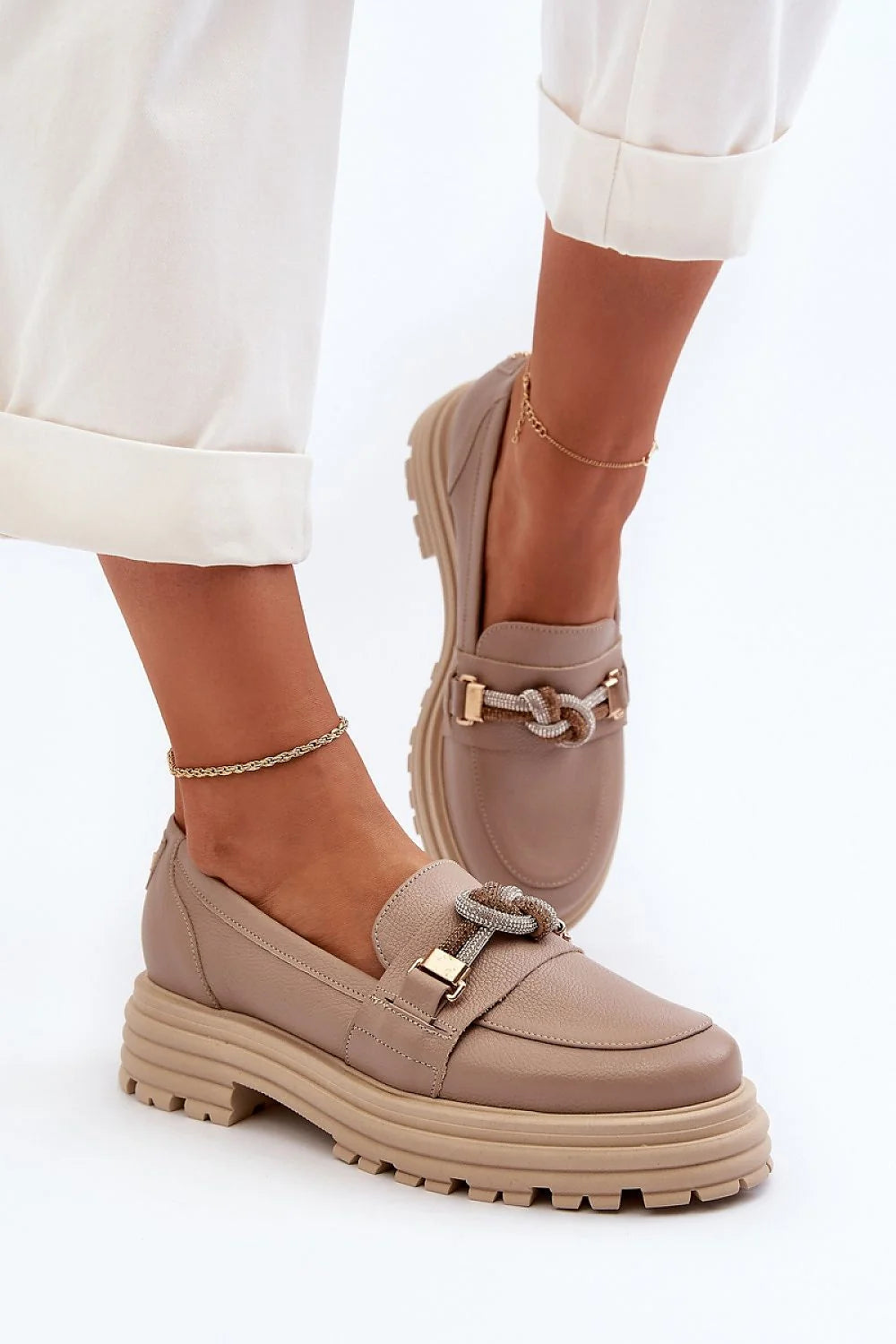 Mocassins élégants pour femmes en cuir naturel taupe avec boucle dorée, semelle épaisse et plateforme confortable