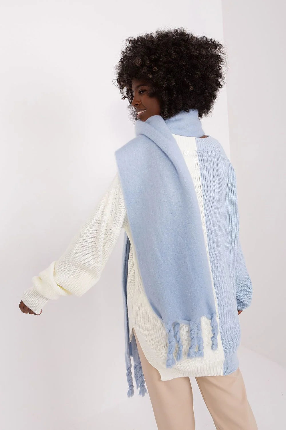 Écharpe volumineuse en laine mohair bleu clair franges torsadées pull maille torsadée bleu pastel blanc cassé pantalon beige clair automne hiver