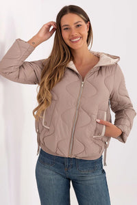 doudoune courte oversize femme taupe rosé capuche matelassée ouatinée quilting ondulé zippée argentée poches pressionnées cordon serrage base chaude légère