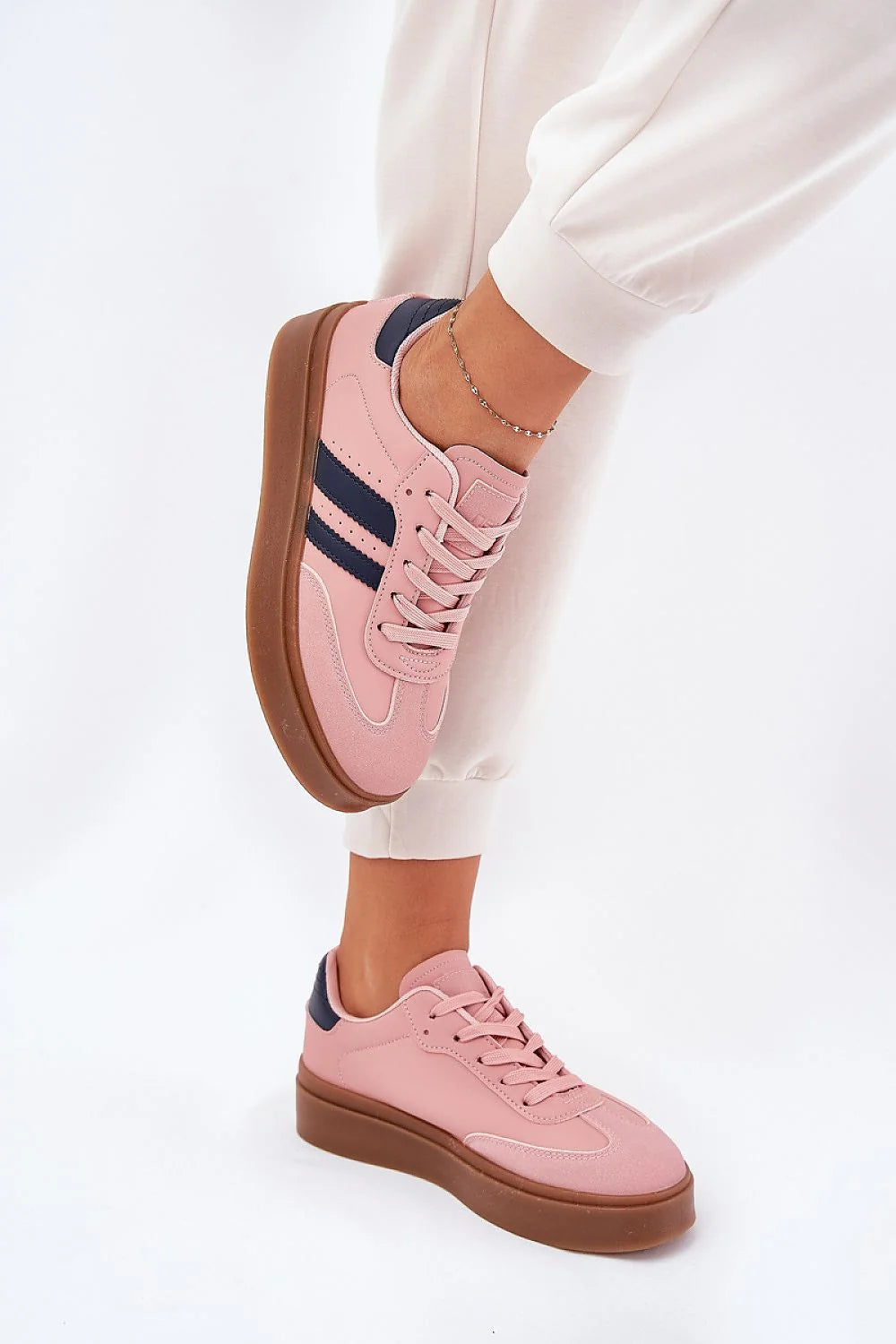 Chaussures de sport modernes pour femmes en cuir artificiel rose pâle avec bandes noires ou bleu foncé, semelle épaisse, confort tout le jour, idéales pour les tenues quotidiennes et les occasions décontractées
