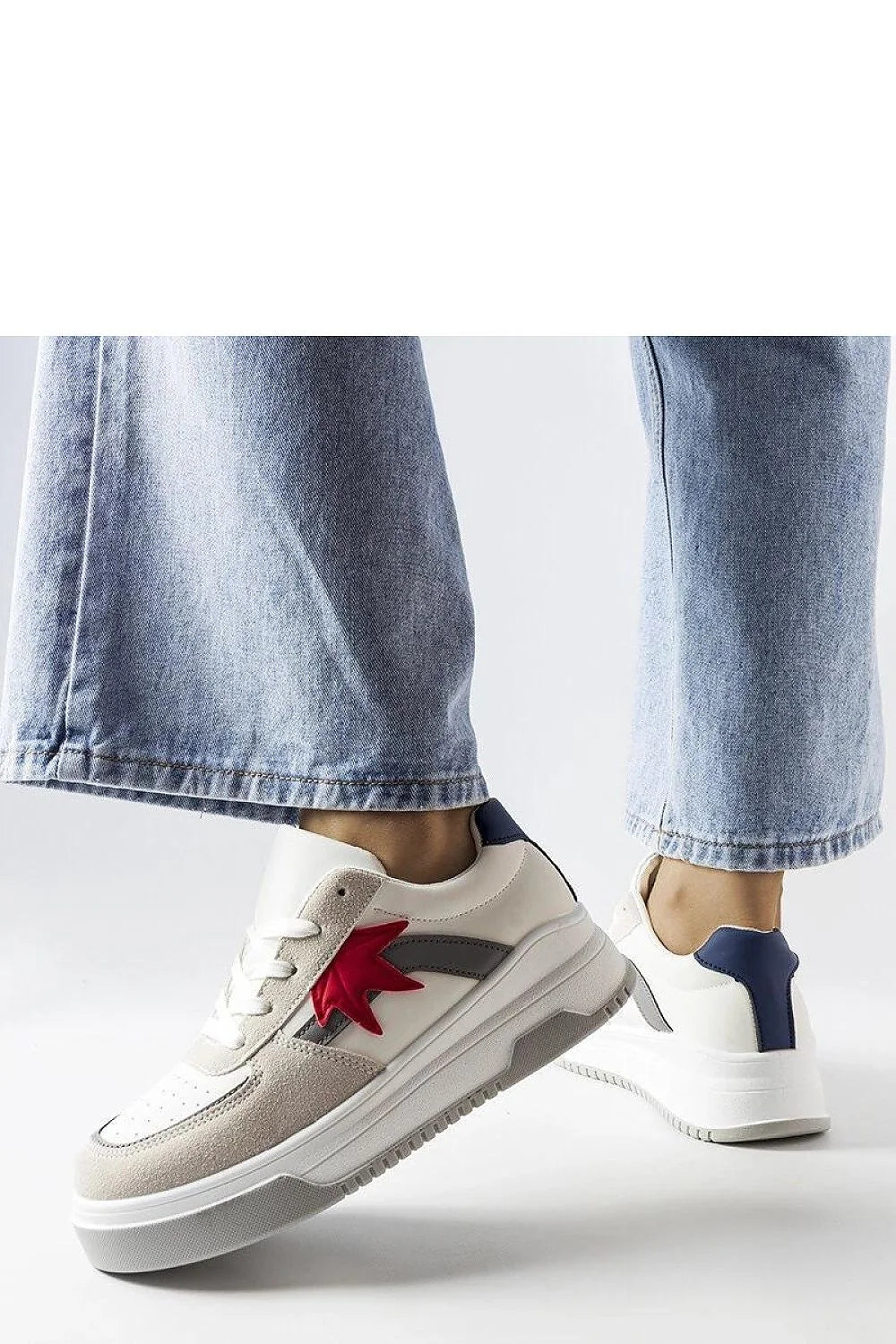 Sneakers femme modernes design décontracté cuir blanc daim beige tissu synthétique étoile rouge semelle blanche caoutchouc durabilité adhérence