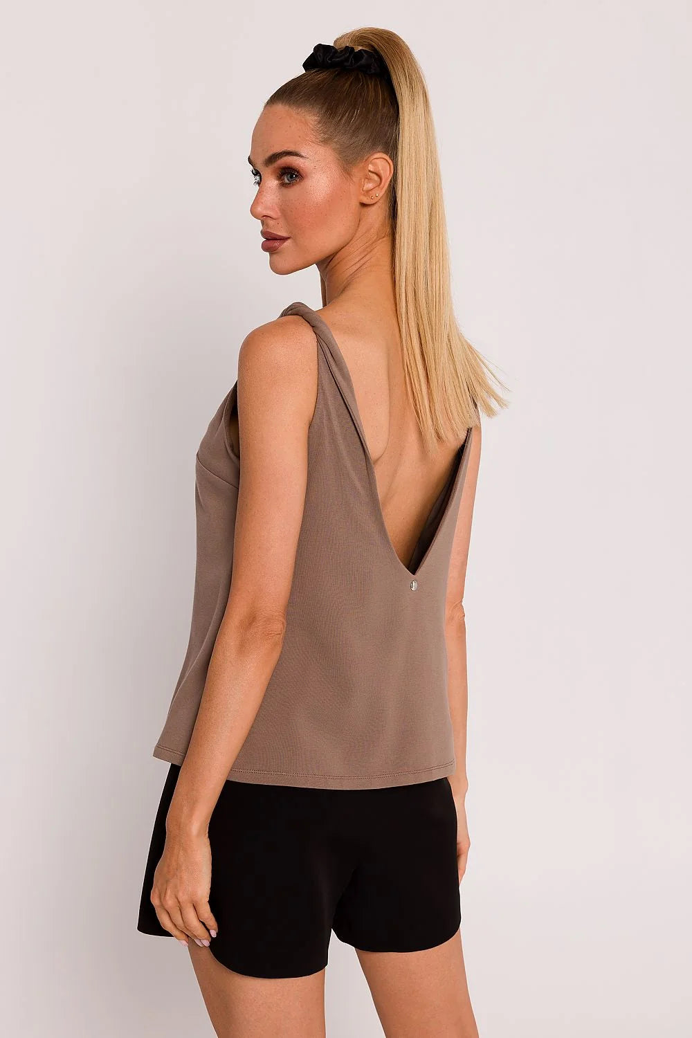 Chemisier Moe sans manches en maille taupe en V dos échancré tissu fluide polyester femmes élégance sensuelle