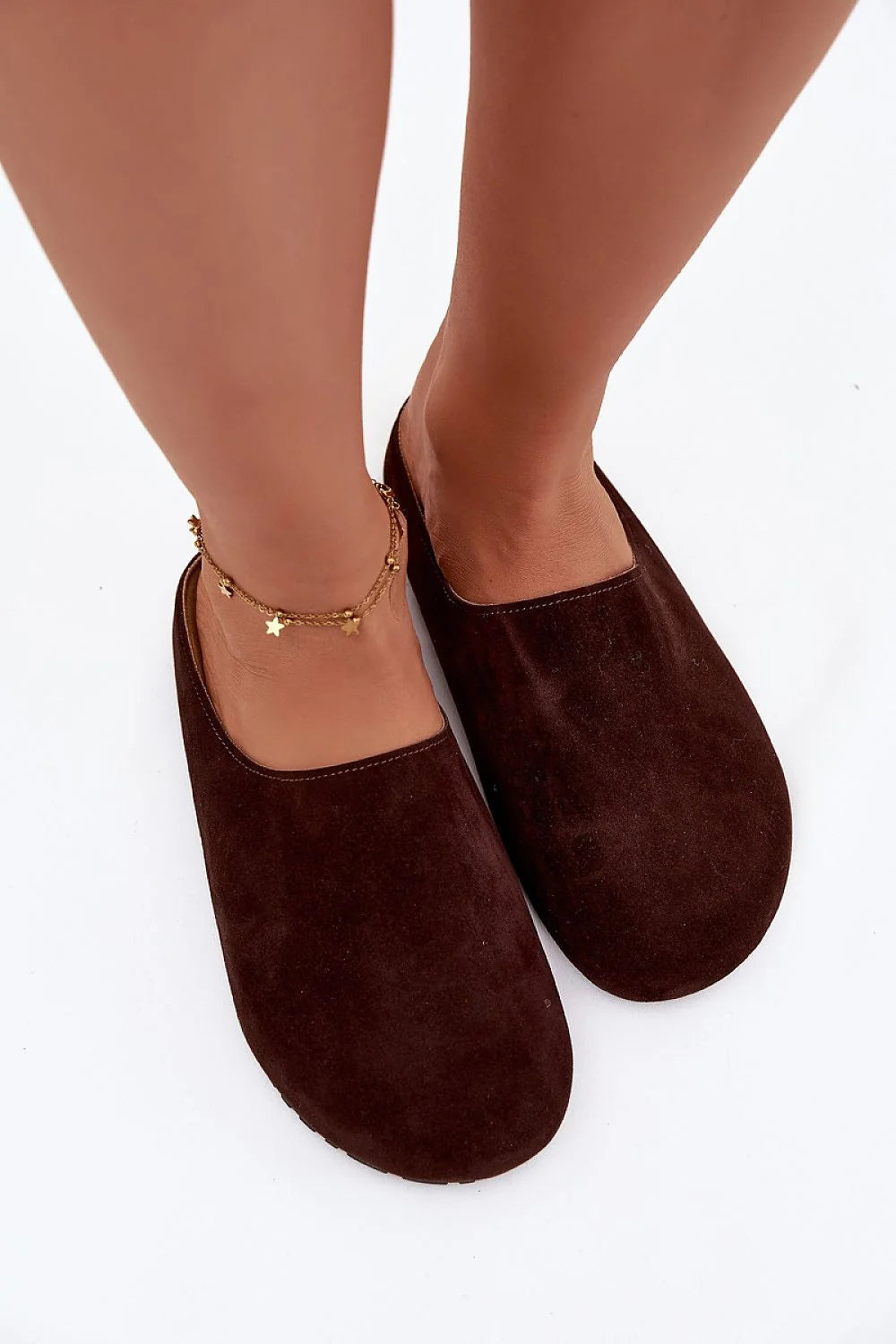 pantoufles femme suédine écologique marron foncé bout fermé coupe basse semelle épaisse isolante profilée confortable crantée antidérapante caoutchouc