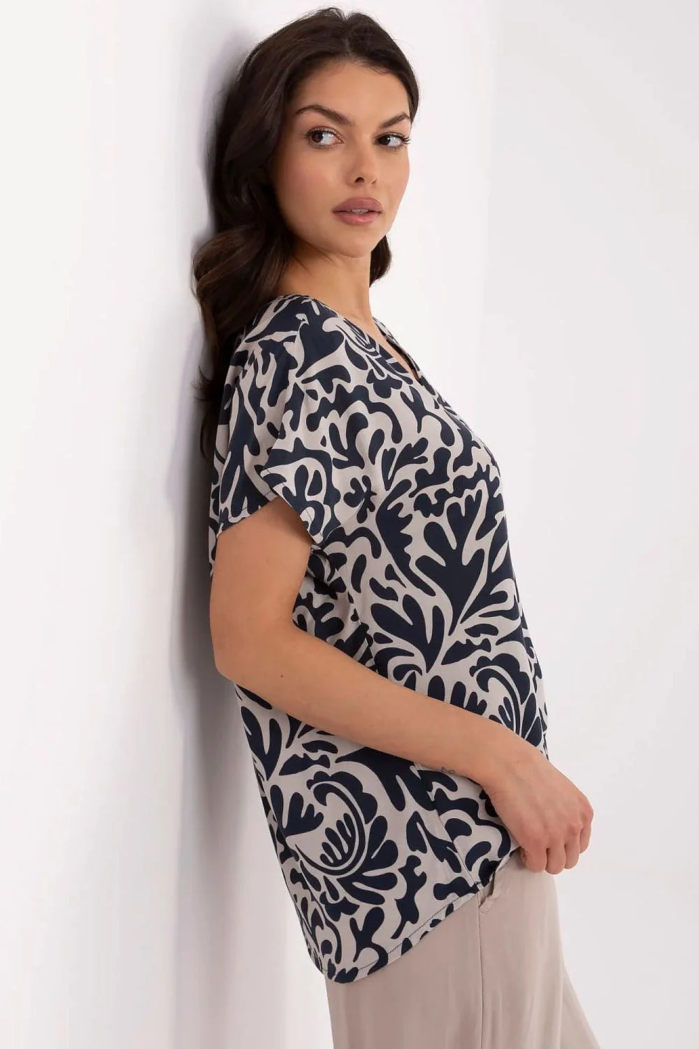 Chemisier Sublevel pour femme, motif organique végétal, manches courtes kimono, col V, coupe droite, tissu léger poly-coton, style décontracté, occasion quotidienne, tenue polyvalente