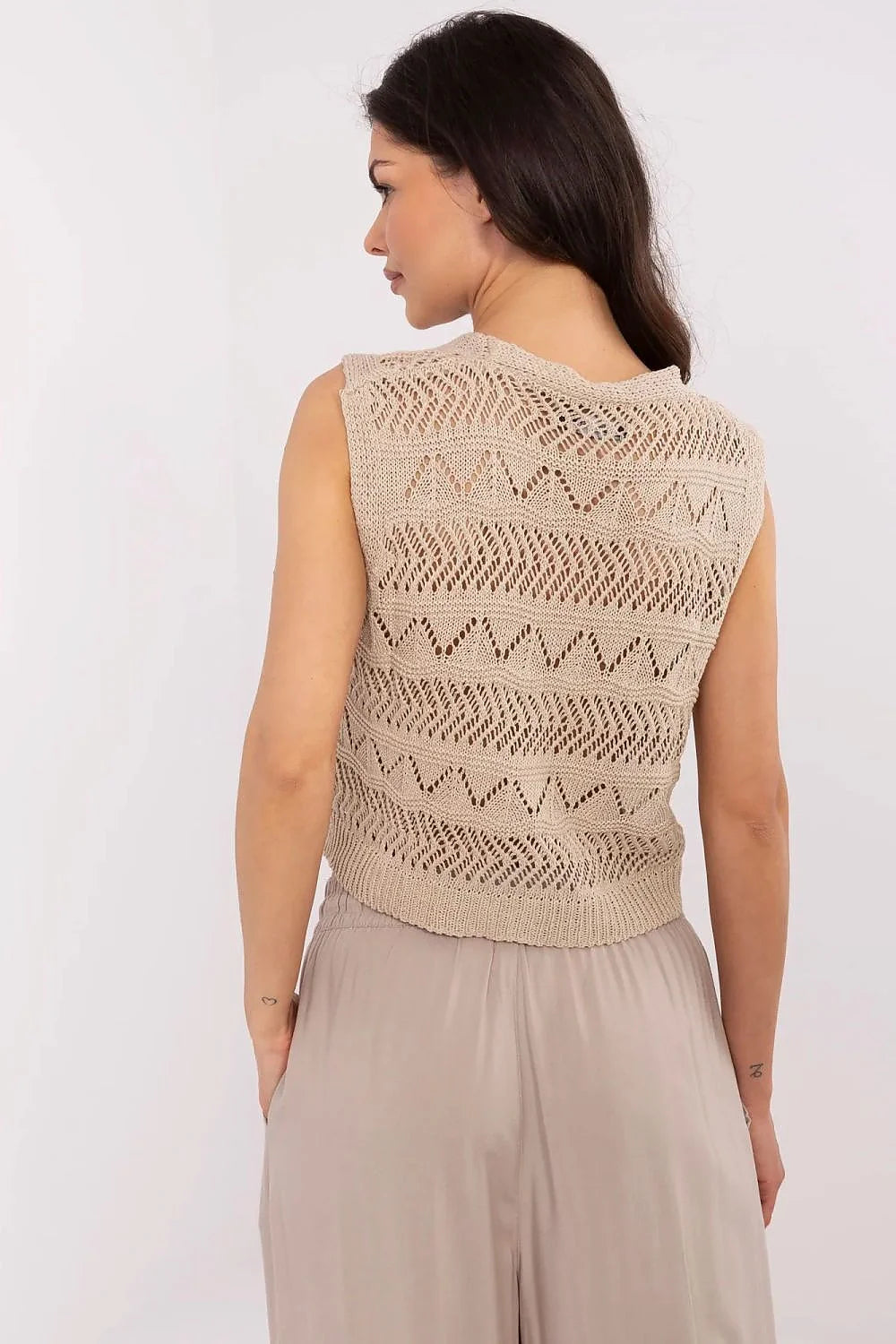 Gilet ajouré pour femme sans manches beige motifs chevrons pantalon ample taupe sandales décontracté-chic
