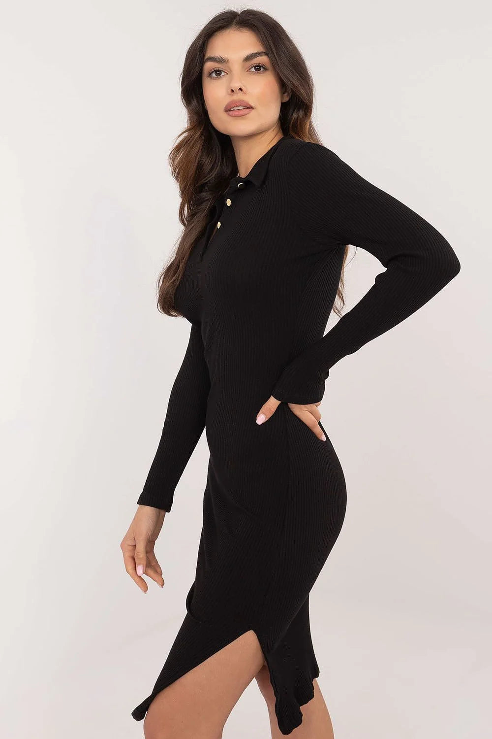 robe pull midi noire côtelée extensible ajustée bodycon manches longues col polo boutons dorés fente latérale mi mollet confortable sophistiquée