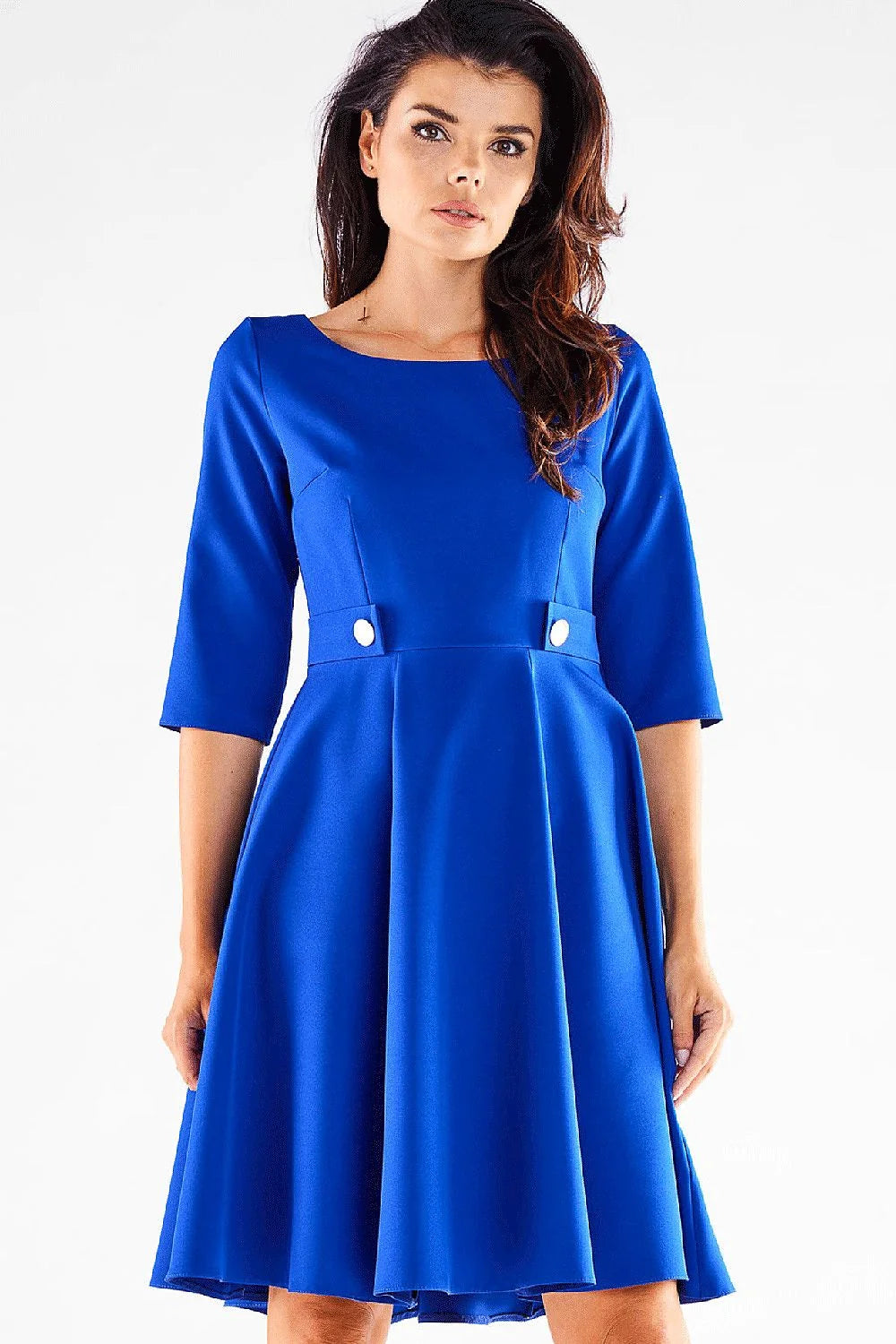 Robe de jour audacieuse couleur rouge vif manches mi-longues silhouette fit and flare ceinture intégrée femme élégance intemporelle mode