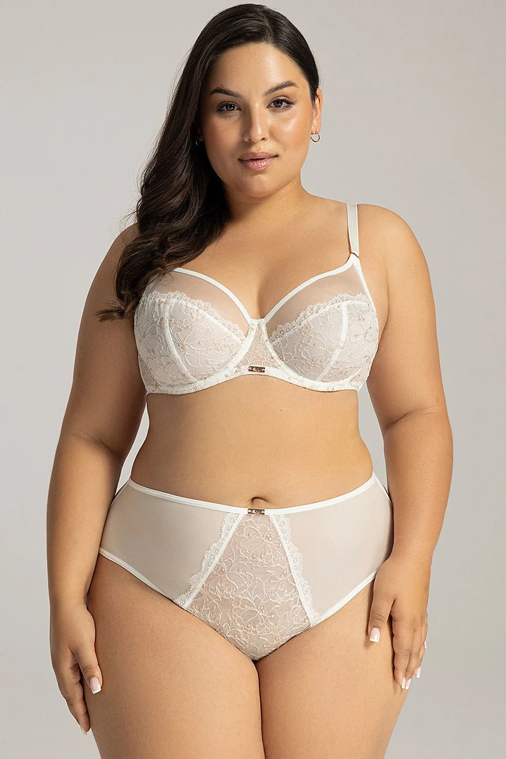 Soutien-gorge féminin élégant en dentelle blanche cassée brodée dorée sans armature coupe emboîtante bretelles ajustables détails métalliques dorés