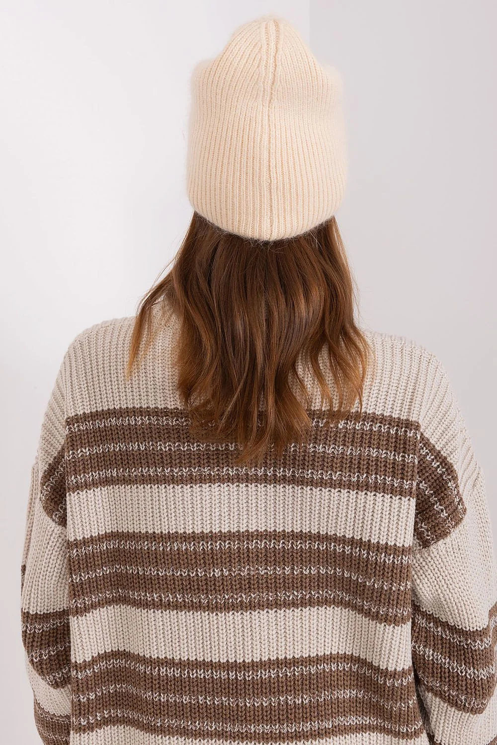 Bonnet d'hiver en tricot acrylique et angora beige clair avec détails décoratifs, pull à col roulé en rayures beige et brun, ensemble hiver élégant pour femme