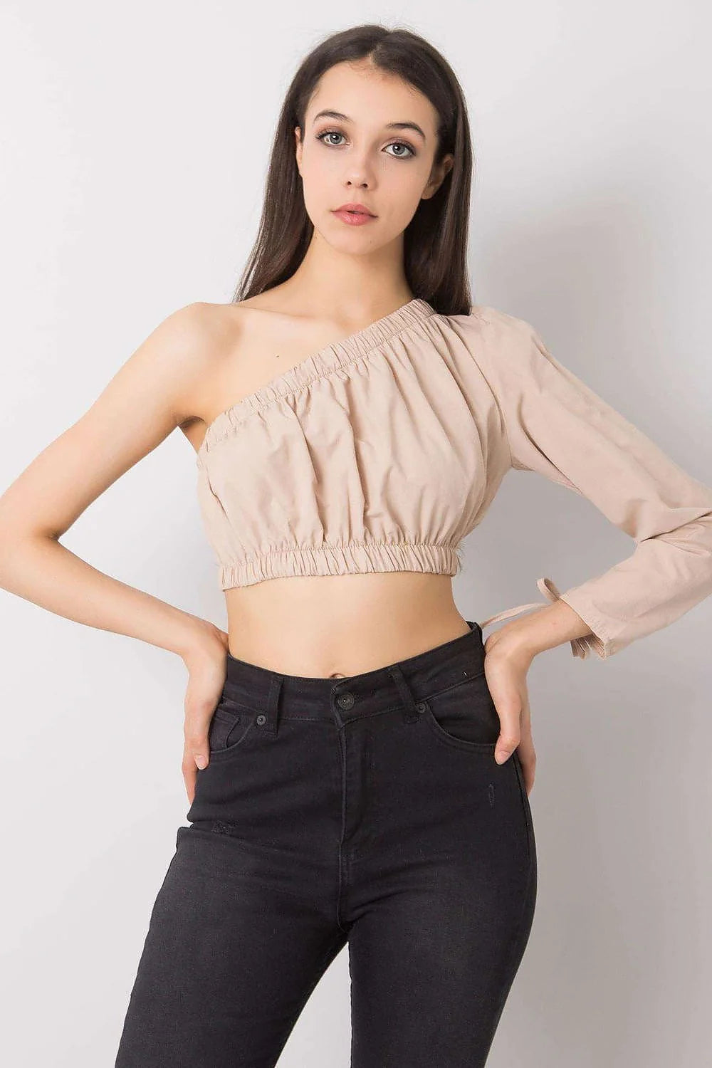 Top asymétrique femme manche longue décolleté asymétrique matériau léger coupe moderne coloris beige pâle