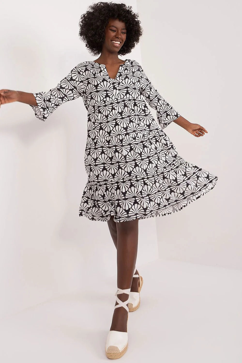 Robe graphique moderne femme noir et blanc motifs géométriques été silhouette trapèze manches trois-quarts V-neck